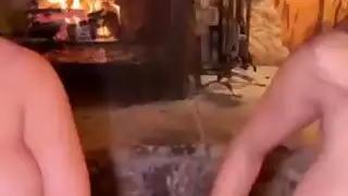 يستدعي اصديقائه ليمارس الجنس مع أمه