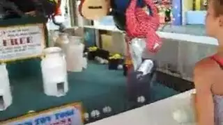 مراهقة طبيعية بالكامل في مشهد فردي صريح: ثدييها مكشوفان ومستعدان