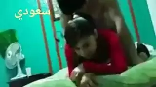 إمرأة إماراتية ناضجة بمؤخرة مذهلة في مشهد بورن عنيف