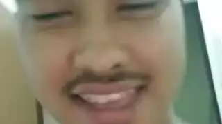 السائق يحصل على عرض: رجلين يمارسان الجنس والمداعبة على الكاميرا