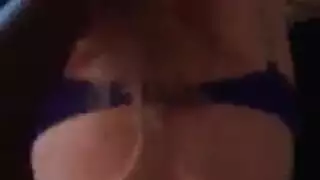 فتاة مشاغبة تتصل بصديقها وتكسب جلسة إباحية