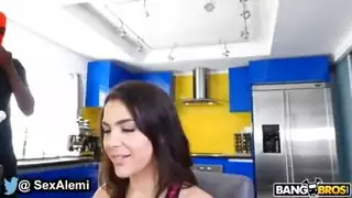 حبكة فيلم إباحي: لص مثار وابنة مستعدة يمارسان الجنس طوال الليل