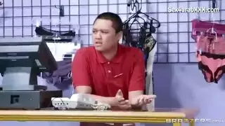 رجل مبيعات مثار يمارس الجنس مع شقراء كبيرة الصدر في فيلم إباحي صريح