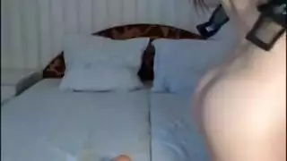 فتاة صغيرة الصدر تمنح نظرة خاطفة على حلمتيها الصغيرين ومؤخرتها القابلة للصفع في فيديو استمناء