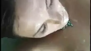 مشهد إيلاج مزدوج قذر: قضيبان أسودان كبيران يدمران ربة منزل مثيرة