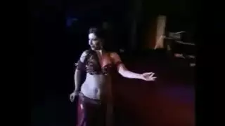 رقصة الفتاة العربية ذات الصدر الكبير تؤدي إلى القذف داخلها