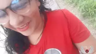 عرض إباحي علني: بينيلوبي أولسن تظهر بزازها العارية وكسها الرطب في العراء