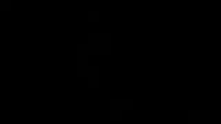 فتاة الشرطة تتراجع على ركبتيها من أجل فانتازيا مص مذهلة في المكتب