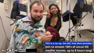 مشهد إباحي واقعي: الطبيب يجعل المراهقة تصرخ من هزات الجماع القوية بالهزاز