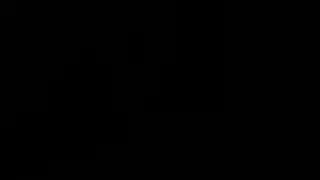 المهيمنة في الكعب العالي تمص القضيب وتأخذ تدميراً لفتحتها الخلفية