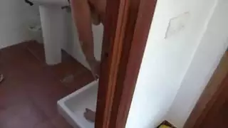 زبون بريطاني يفاجئ امرأة تركية بطلب التبول من فرائها الكثيف