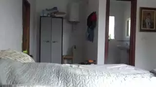 عاملة نظافة تركية مرعوبة بينما يخرج رجل ألماني قضيبه الشاحب الكبير