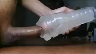 زوجة المنزل تستخدم لعبتها الإباحية لتسخين جارتها وزملائها