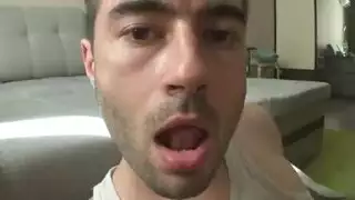 مسجلة بالكاميرا: استمناؤها الهوسي الإباحي