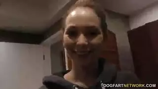 شاب يأتي برجلين سود هدية لأمه