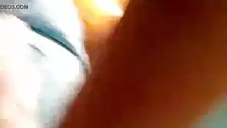 الجميلة المسمرة تأخذ لعبة جلدية سميكة في فرجها المبلل