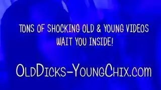 عاهرة شقراء صغيرة تأخذ كل بوصة في جلسة جنس جماعي