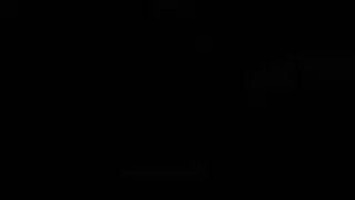 امرأتان تتبادلان الأدوار على قضيب أسود معصوب العينين في فيلم إباحي