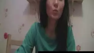 ثعلبة قرمزية في جوارب طويلة تمص قضيبًا تنفيذيًا في فيلم إباحي