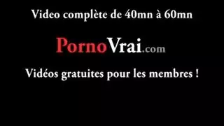 سر العاهرة الشابة: جنس منفرد صريح وتدفق السوائل مرتين يوميًا