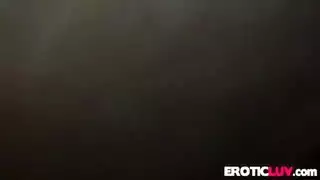 عاشقات مثلية تمتص وتركب قضيبًا كبيرًا في ثنائي صريح