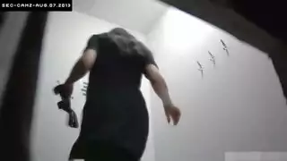 عاهرة حامل مثيرة لا تستطيع مقاومة مص قضيب رجلها