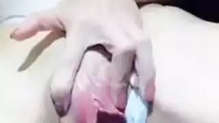 أب ناضج يضرب مراهقة آسيوية ضيقة في جلسة مباعدة الأرجل