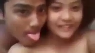 رجال مثليون يمصون قضيباً جلدياً مزيفاً في العراء